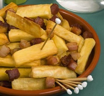 Mandioca frita com bacon