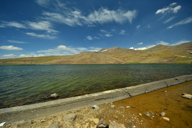 Jezero Kari pod horou Aragac v Arménii.