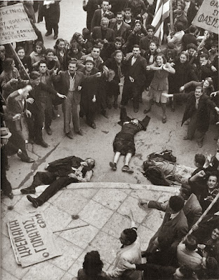 3-12-1944 Συγκέντρωση και οργή μπροστά στα πτώματα διαδηλωτών του Ε.Α.Μ.