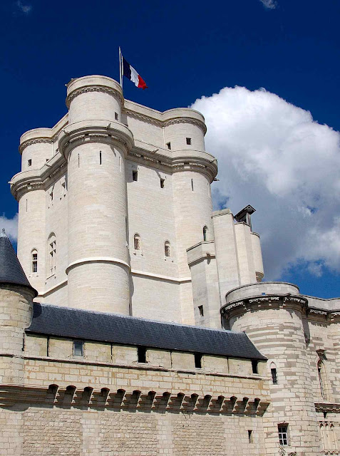 O donjon de Vincennes altaneiro e majestoso perpetua até hoje a lembrança de São Luis rei