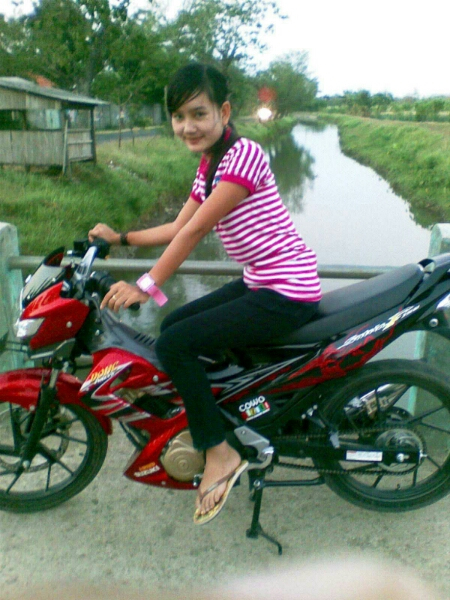 Pose Narsis Cewek Cantik diatas Motor - gambar motor