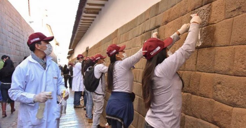 UNSAAC: Universitarios limpian muros incas en centro histórico de Cusco