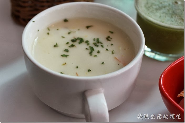 台南-小莫里。早午餐附贈的濃湯，今天喝的是馬鈴薯濃湯，建議直接把馬克杯拿起喝，可以喝到熱熱燙燙的濃湯，如果用餐廳的大湯匙喝湯，整個熱度會被湯匙降低下來，感覺就會稍差，個人覺得不需要用這麼大的湯匙喝湯。