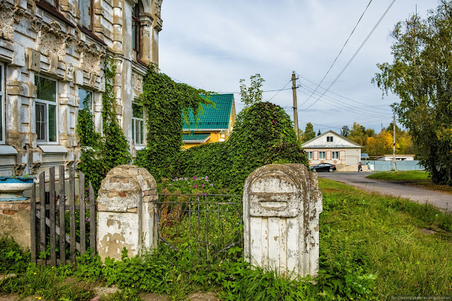 Палисадник старой усадьбы за мощным каменным забором