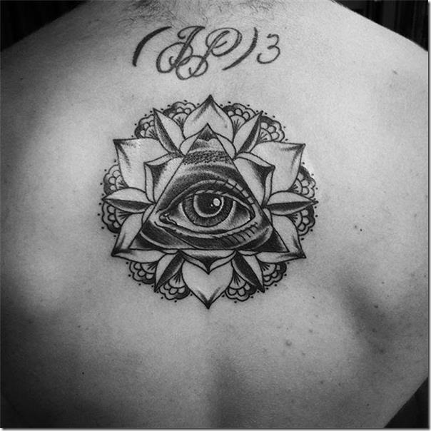 tatuaje-de-mandala-en-blanco-y-negro-en-la-espalda_1