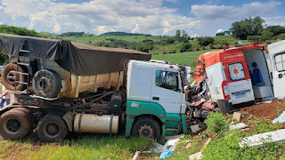 AMBULÂNCIA DO SAMU SE ENVOLVE EM GRAVE ACIDENTE NA PR-170