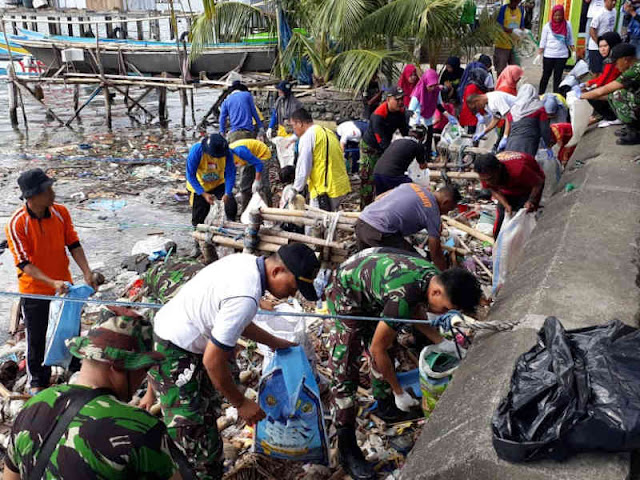 Koramil Banda Gelar Gotong Royong Bersihkan Sampah di Pantai Sero