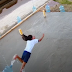 Video: Menina viraliza após tropeçar e cair de cara em cimento fresco