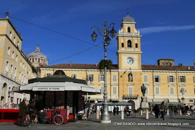 Su piazza Garibaldi si affacciano gli edifici storici di Parma