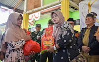 Ketua Gabungan Organisasi Wanita Kubu Raya, Yuniati Sukiryanto Hadiri Operasi Pasar Di Batu Ampar
