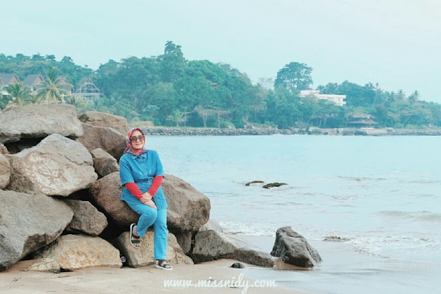 liburan hemat keluarga di pantai carita