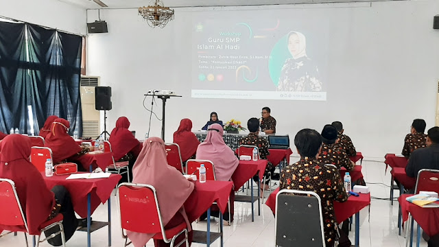 Workshop Komunikasi Efektif dan Service Excellent Untuk SMP Islam Al Hadi Mojolaban