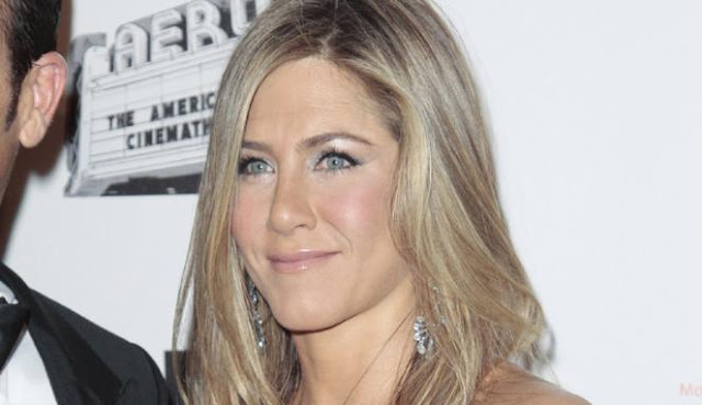 Bongkat Rahasia Langsing Ala Wanita Tercantik Sedunia HorasSumutNews.com - Berita Terkini Jennifer Aniston terpilih sebagai wanita tercantik sedunia 2016 versi People. Ini memang bukan gelar pertama kalinya bagi Aniston. Meski demikian, artis Hollywood ini tetap terkejut saat mendapat gelar bergengsi itu menjadi miliknya.   Maklum, usia Aniston sudah tak muda lagi. Saat ini, mantan bintang serial Friends ini sudah berusia 47 tahun. Hal itulah yang membuat penghargaan tersebut terasa istimewa. Entertaiment, Berita Hiburan Indonesia Terkini, 