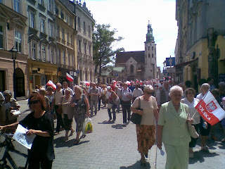 Anziani manifestanti con bandiere