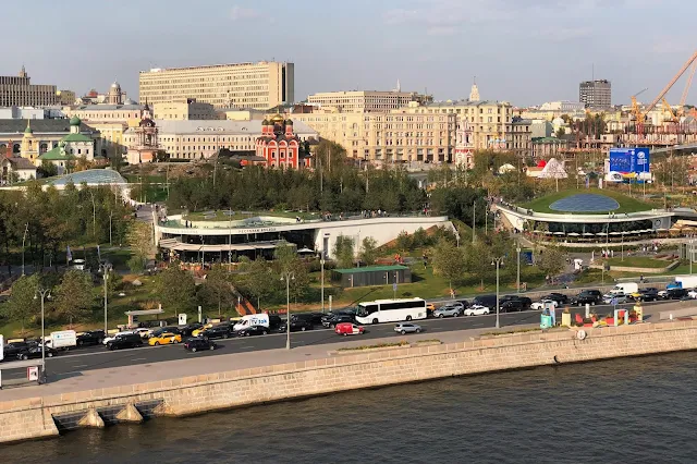 Раушская набережная, вид из гостиницы Baltschug Kempinski, Москва-река, Москворецкая набережная, Зарядье | Raushskaya embankment, view from the Baltschug Kempinski hotel, Moskva River, Moskvoretskaya embankment, Zaryadye