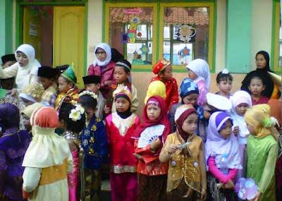 Foto-pawai-anak-baju-daerah-Indonesia