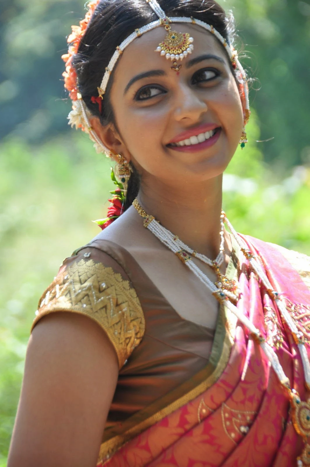 Tollywood Hot Girl Rakul Preet Singh Photos In Traditional Red Saree