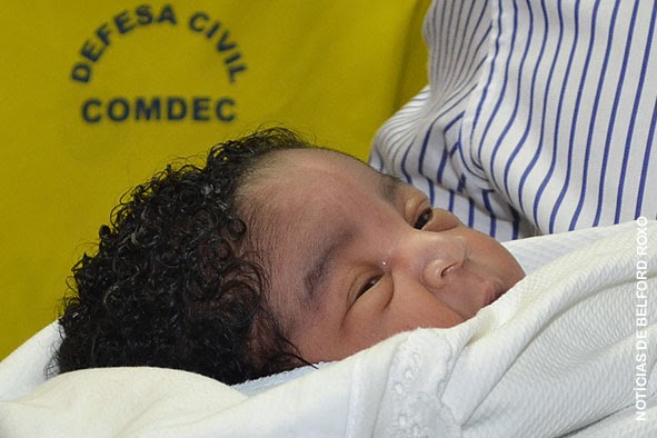 Foto de bebê recém nascido sorrindo conquista as redes sociais
