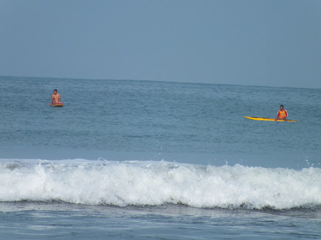 Berenang Di pantai Pagandaran 