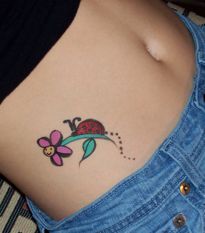 Tattoos de joaninha flores title=