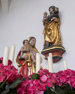 Skulptur der Anna Selbtritt über dem Marienaltar in der Propsteikirche Wislikofen.