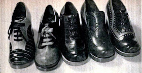 sapatos anos 70. calçados masculinos com bicos arredondados e salto plataforma. de 1973. moda anos 70. década de 70. 