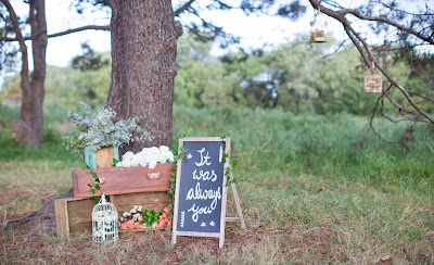 Wedding inspiration - Bridal photoshoot with floral crown, bold lip and vintage style - fairytale forest wedding