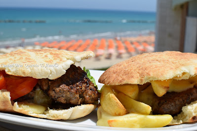 Pucce Eurospin con hamburger e insalata