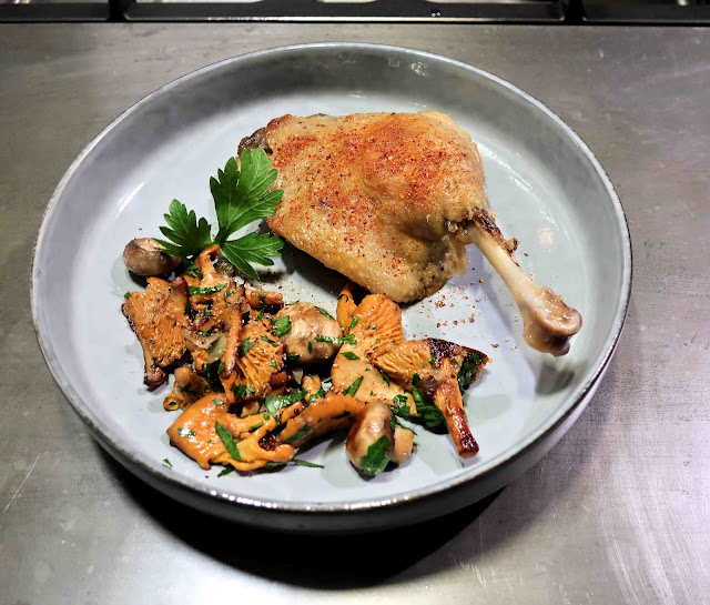 confit de canard, girolles, champignons de Paris