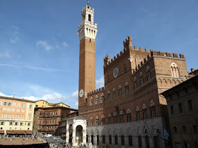 Torre del Mangia and Pallazo Publico in Siena's main square Il Campo; Siena, Tuscany, Italy