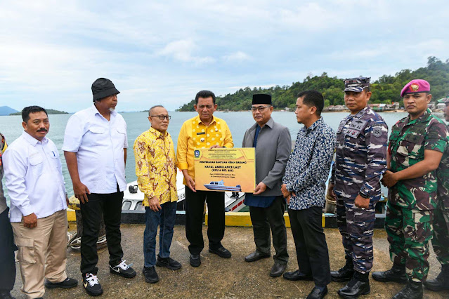 Gubernur Ansar Serahkan 2 Unit Kapal Ambulance kepada Masyarakat Lingga
