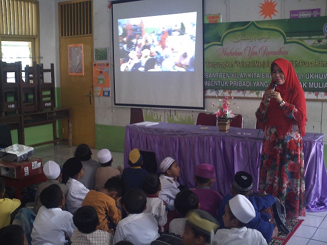  280 Siswa Mekarjaya 17 Ikuti Sanlat Ramadan 1438 H  Sukmajaya, Depok Terkini Selama tiga hari di Bulan Suci Ramadan 1438 H, 280 siswa SD Negeri Mekarjaya 17 mengikuti pesantren kilat (sanlat) di sekolahnya, untuk meningkatkan penghayatan dan pemahaman serta pengamalan tentang ajaran Agama Islam. Sekaligus membangun dan membentuk karakter siswa sebagai pribada yang berakhlakul karimah.  Demikian dikatakan Kepala SD Negeri Mekarjaya 17 Nana Marlina saat ditemui seusai kegiatan penutupan Sanlat dan buka puasa bersama (bukber) di sekolahnya, Jumat (9/6) sore. Kegiatan itu juga dihadiri Kepala UPT Pendidikan TK/SD Kecamatan Sukmajaya Abdul Mutholib.   “Sanlat ini lebih kepada pemberian pelajaran pendalaman tentang keagamaan, dari materi pelajaran Agama Islam yang diberikan guru kepada siswanya saat kegiatan belajar dan mengajar (KBM) di dalam kelas,” kata Ketua Gugus 7 ini.   Dalam Sanlat itu, lanjutnya, selain mendapat pendalaman tentang pelajaran Agama Islam, seluruh siswa juga mendapatkan nasihat-nasihat dalam tausyiah yang disampaikan guru agama. Siswa juga diwajibkan untuk mencatat seluruh materi yang disampaikan dan harus diserahkan kepada guru agama untuk mendapatkan penilaian.   “Jadi materinya tidak lewat begitu saja, tetapi dicatat dan akan mendapat penilaian. Diharapkan Sanlat ini akan semakin meningkatkan pendalaman pemahaman tentang Agama Islam, sehingga siswa menjadi manusia yang berakhlak mulia dan berguna dalam kehidupan berbangsa dan bernegara,” tambahnya.   Dalam kegiatan penutupan itu, kata Nana yang juga Ketua Tim Bazaar UPT Pendidikan TK/SD Kecamatan Sukmajaya dalam kegiatan bazaar yang dilaksanakan Kecamatan Sukmajaya, siswa diajak nonton bareng (nobar) tentang cerita-cerita yang berkaitan dengan keagamaan.   Pada kesempatan itu Nana mengatakan, selain mendapat materi pelajaran keagamaan juga dilaksanakan beberapa lomba. Seperti Lomba Azan, hafal ayat-ayat pendek Alquran dan peragaan baju muslim dan hijab.(ash)