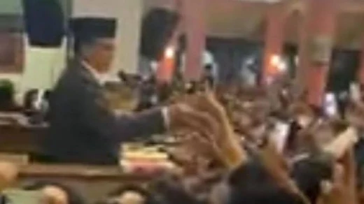 Beda Perlakuan di Masjid UGM: Anies Diteriaki 'Presiden', Ganjar malah Didemo Jemaah