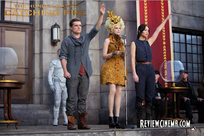 <img src="The Hunger Games : Catching Fire.jpg" alt="The Hunger Games : Catching Fire Peeta and Katnis in Tour Series">