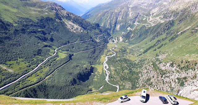 Photo 47/90 - Le Furkapass est au pied du gl...