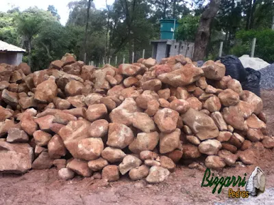 Pedra moledo, nesse tom avermelhado, para construção de castelo de pedra.