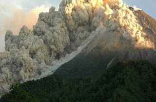 Jum'at, Merapi Yogyakarta meletus lagi