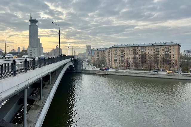 Большой Краснохолмский мост, Москва-река