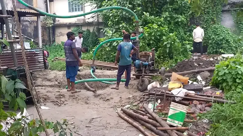 উল্লাপাড়ায় সরকারি জায়গায় অবৈধ নলকূপ স্থাপনের কাজ বন্ধ করলেন ইউএনও