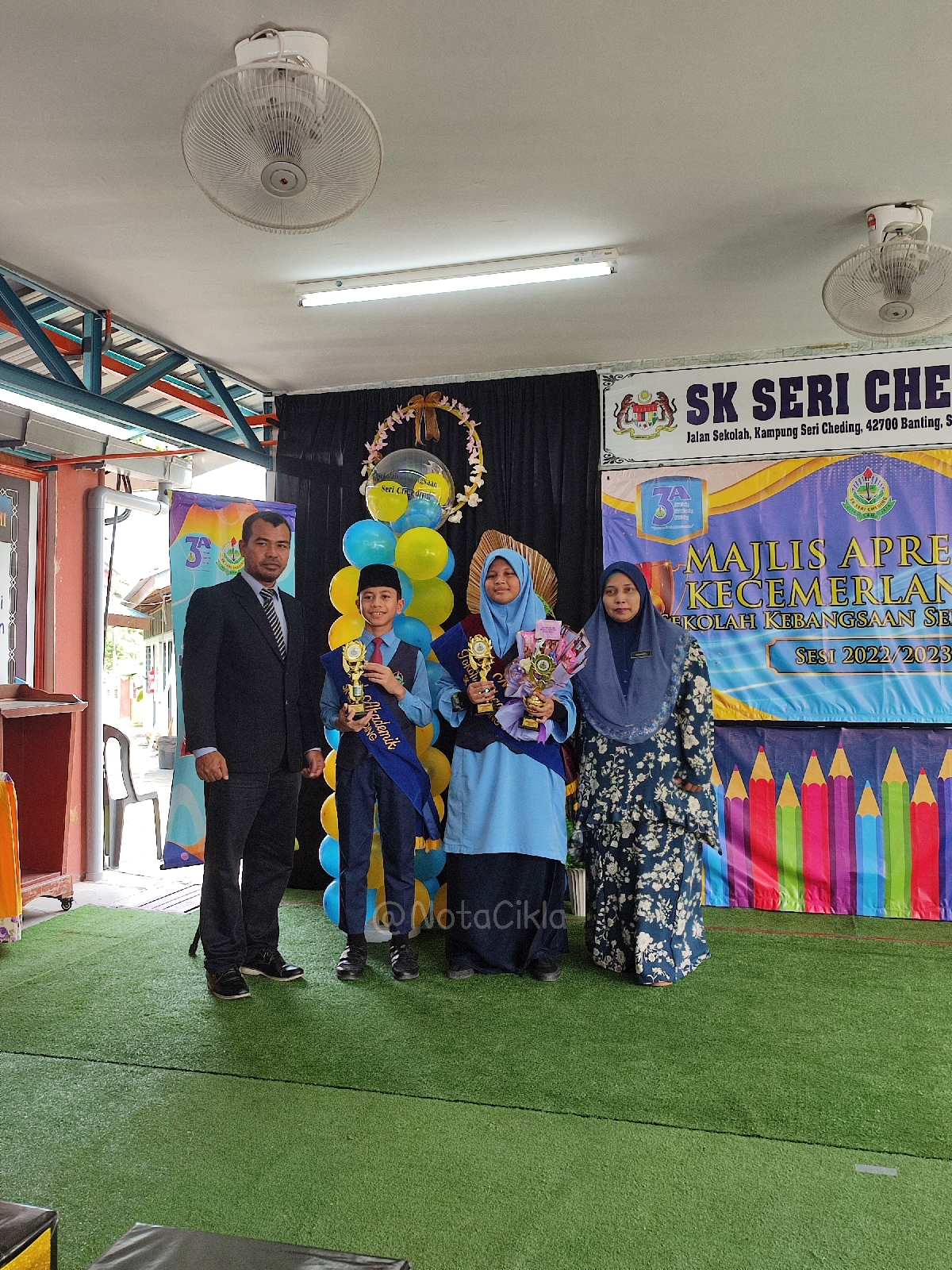 Kisah throwback : Tahniah kakak Batrisyia raih anugerah  murid cemerlang SK dan SRA. Alhamdullilah.