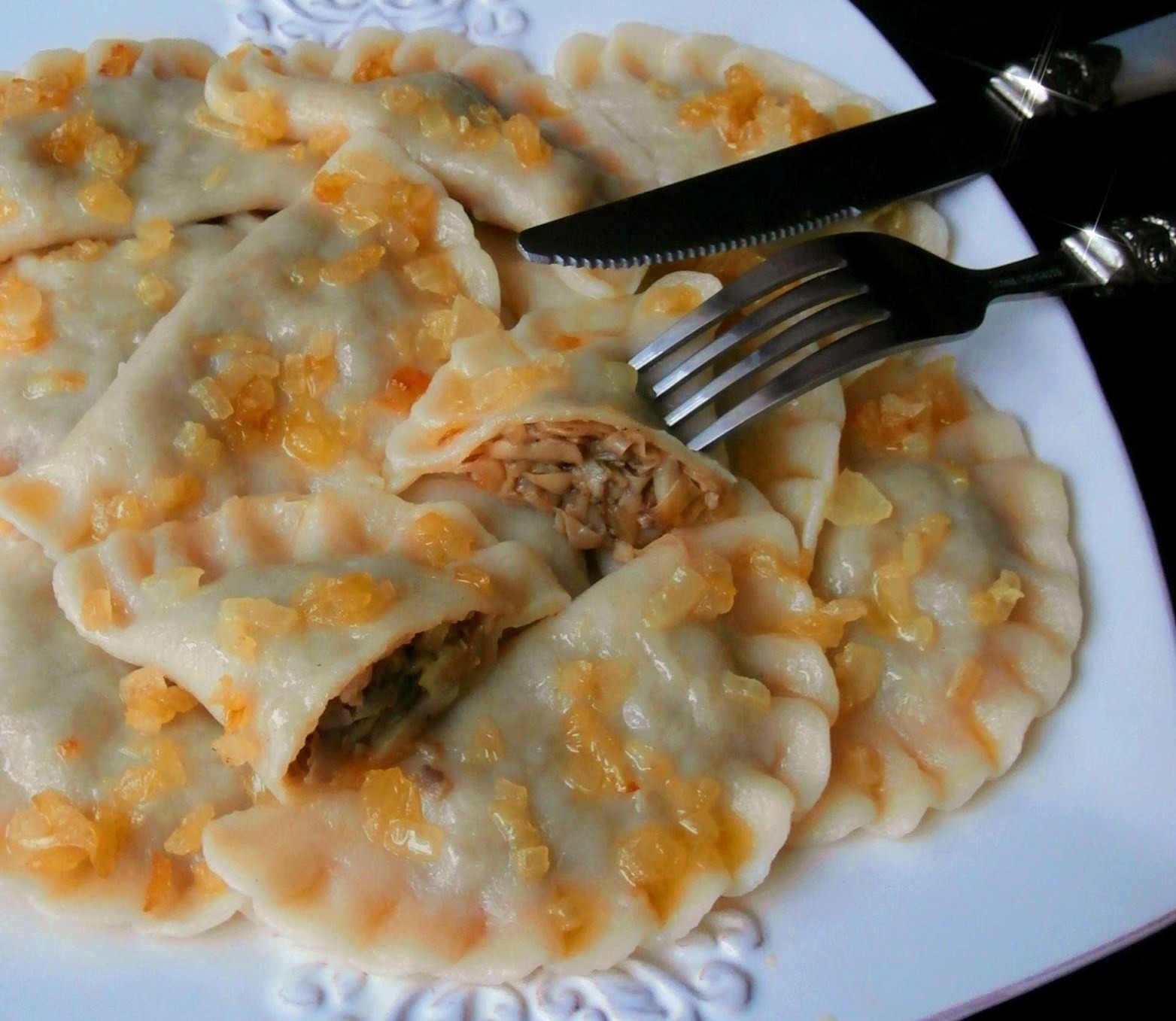 http://www.slodkastrona.com/2014/12/pierogi-z-pieczarkami.html