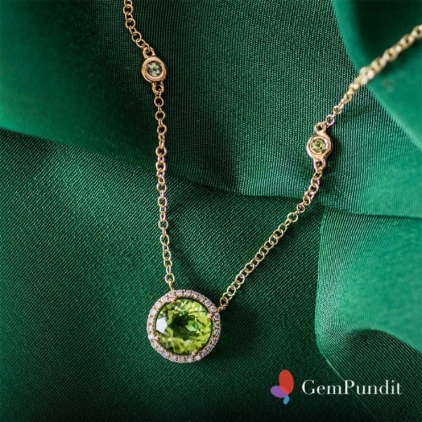 A Classic Chain Necklace with Peridot