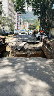 Ponte cai e Prefeitura interdita trecho da Rua Jorge Lóssio, no Alto