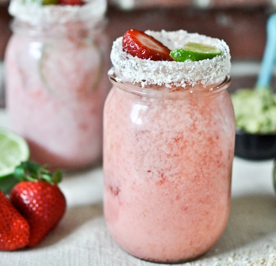 FRESH STRAWBERRY COCONUT MARGARITAS #drinks #cocktails