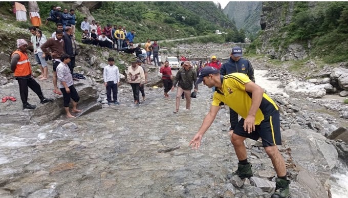 भारी बारिश से बद्रीनाथ हाइवे पर भरा मलबा, लोगों को जान हथेली में रखकर कर रहे सफर