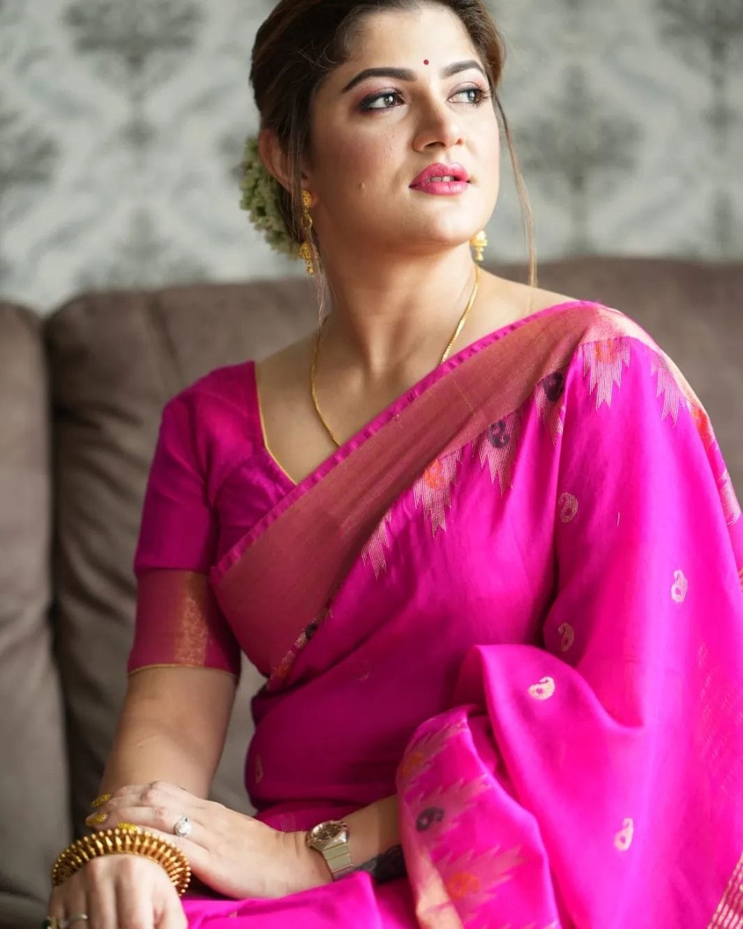 Srabanti-Chatterjee-looks-hot-and-gorgeous-in-traditional-wear-06-Bengalplanet.com