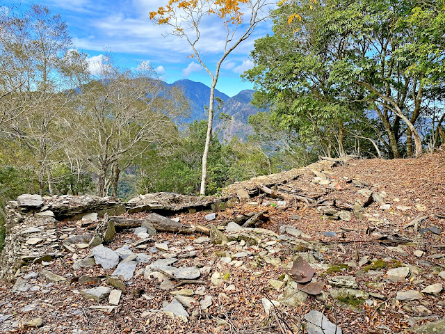 拉夫郎山西北峰回程--大石板屋遺址