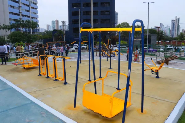 Cícero Lucena e Leo Bezerra entregam nova praça e reforçam compromisso com a qualidade de vida da população