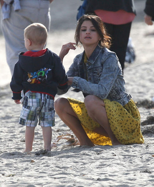 Main di Pantai, Celana Dalam Selena Gomez Ngintip