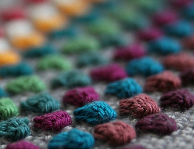 Swatching to see how your stitch looks (photo by Haakmaarraak) | Happy in Red